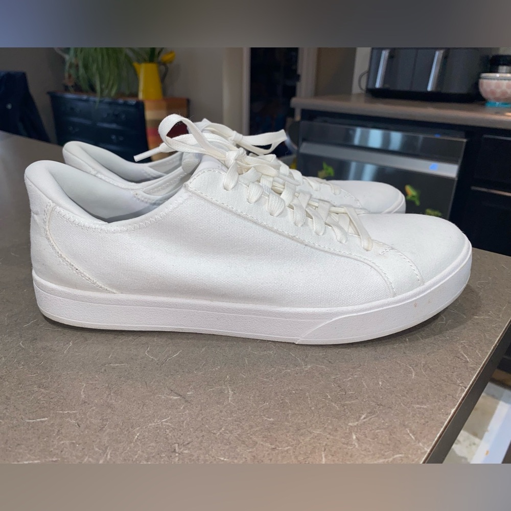 Classic White Women's Canvas Sneakers - Casual Everyday Comfort